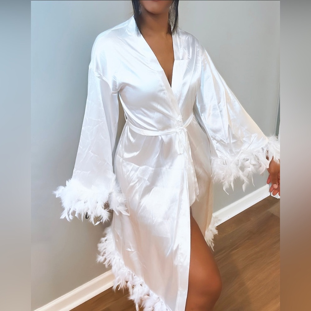Bridal Elegant White Feather Trim Robe